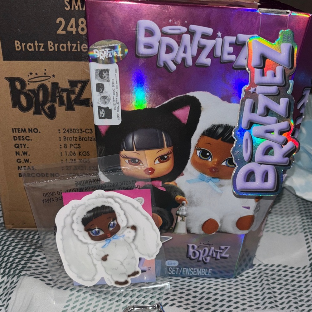 Bratz Bratziez blind box Keychain white and blue SHASHA ‘bunny boo’